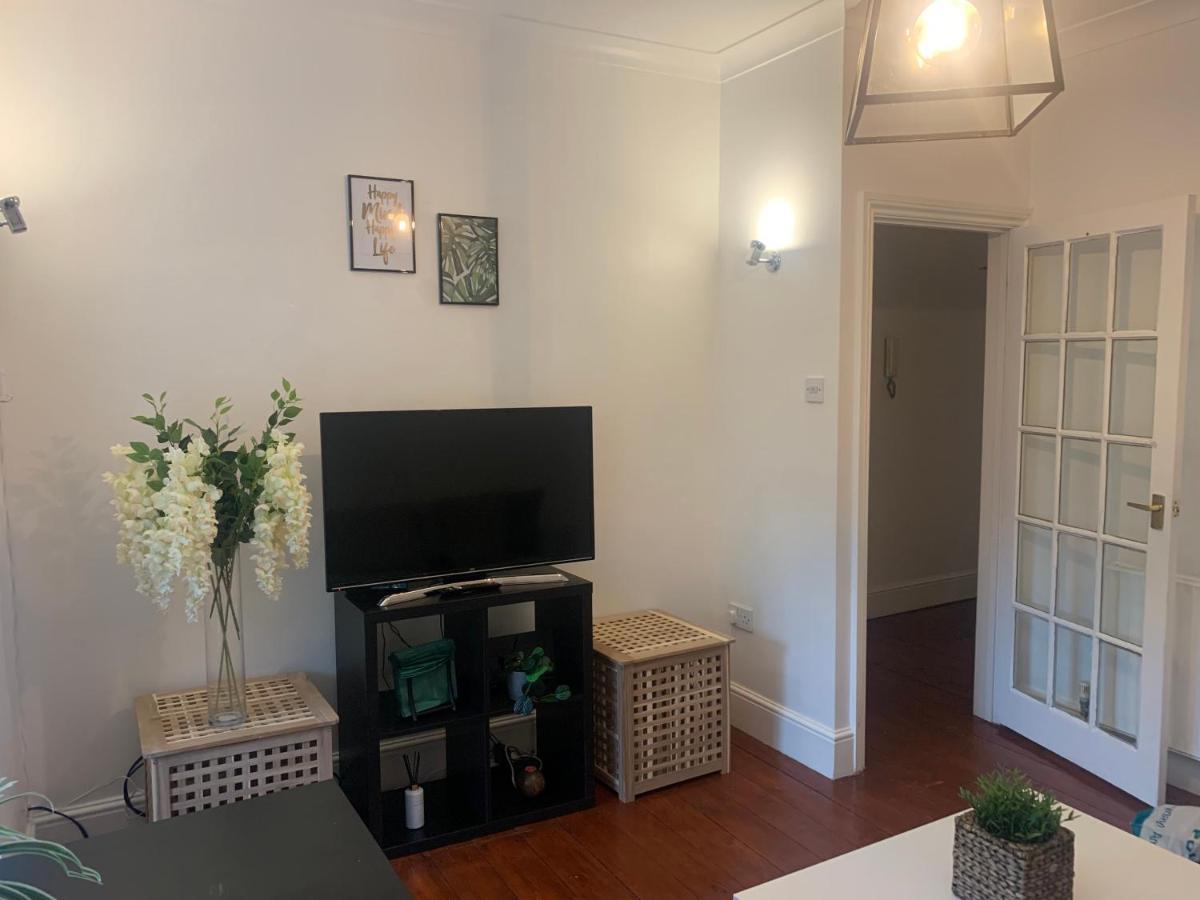 Unique 2 Bedroom Apartment In London/ Excel / Olympic City Close To Central Line Tube Station With Gated Parking Space Exterior foto