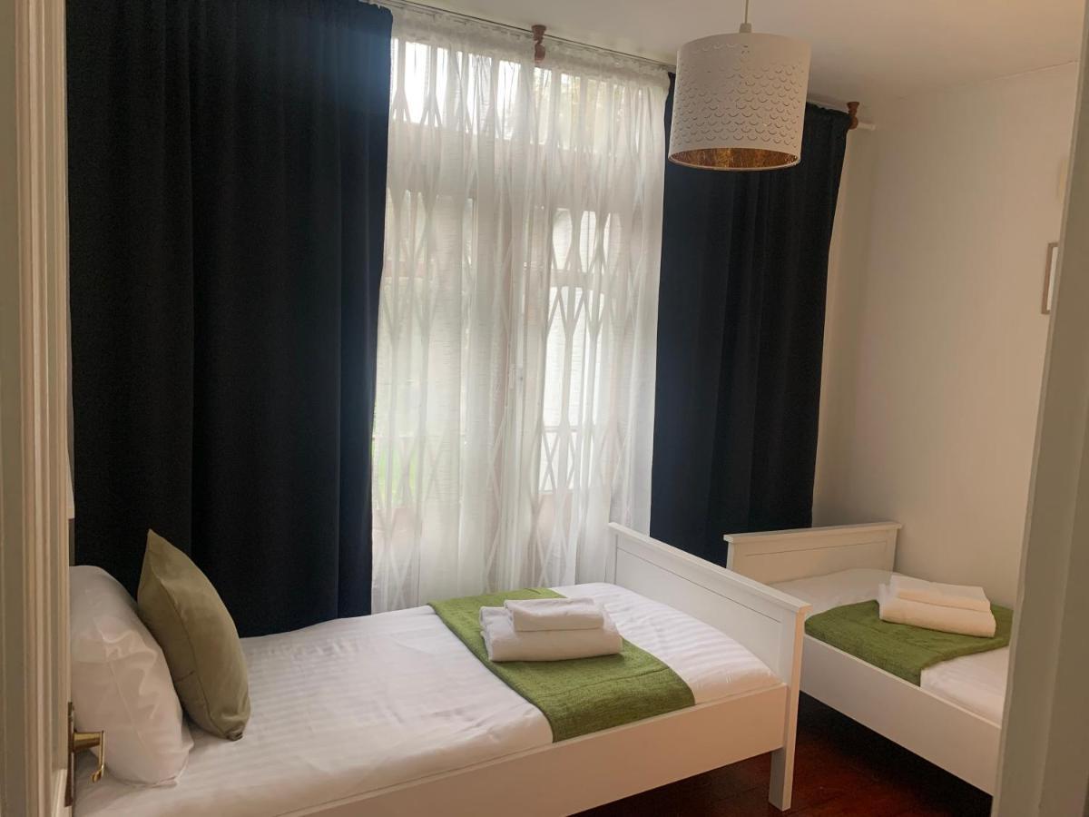 Unique 2 Bedroom Apartment In London/ Excel / Olympic City Close To Central Line Tube Station With Gated Parking Space Exterior foto
